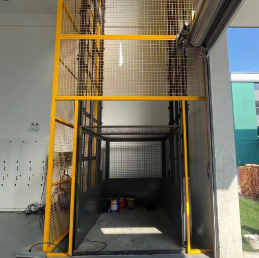 龙文导轨式升降机助力物流园破解运输难题