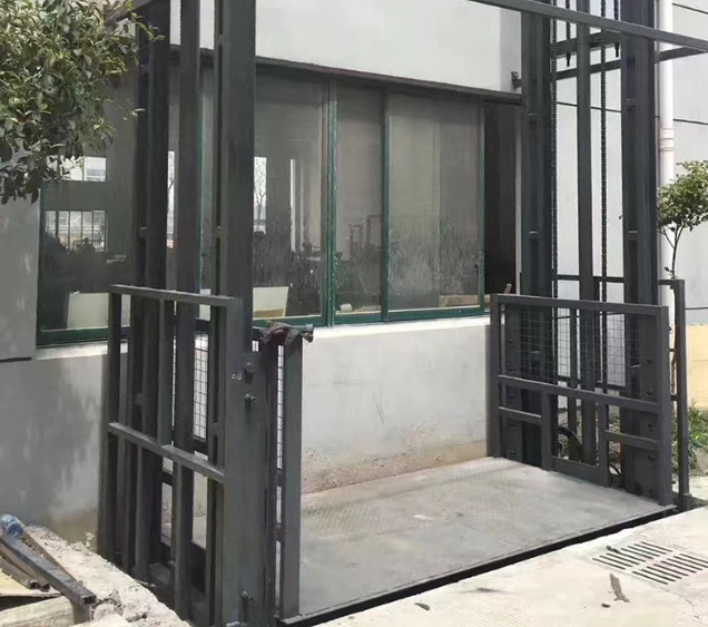 龙文导轨式施工升降机助力民生工程提速增效